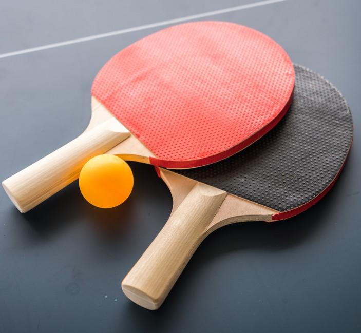 赛前险些呕吐,王楚钦带病苦战重庆赛;爆冷出局后自责明显,体能管理成焦点。 体育新闻