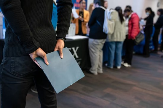 美国就业市场悄然转向，低招聘低裁员成为主导格局；周五报告或进一步验证这一变化。