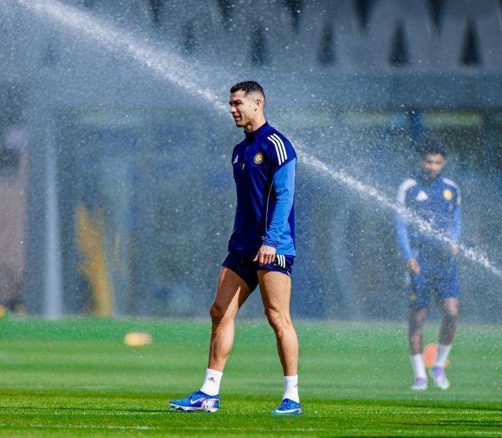 绿茵场上突发变故,C罗因伤暂别赛场;利雅得胜利迎战新未来城,球迷心系队长归来 体育新闻