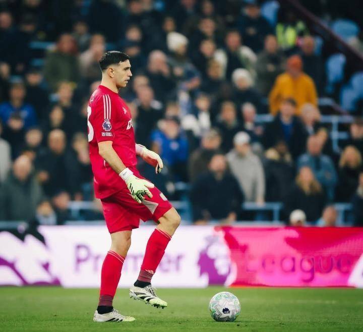 阿斯顿维拉遭遇重挫;大马丁社交发声传递坚定信念,球队精神永不言弃。 体育新闻 阿斯顿维拉遭遇重挫;大马丁社交发声传递坚定信念,球队精神永不言弃。 体育新闻