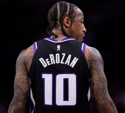  空砍高分难挽败局，德罗赞39分赛季巅峰；历史得分榜再前进，超越邓肯位列第十八。 体育新闻 空砍高分难挽败局，德罗赞39分赛季巅峰；历史得分榜再前进，超越邓肯位列第十八。 体育新闻