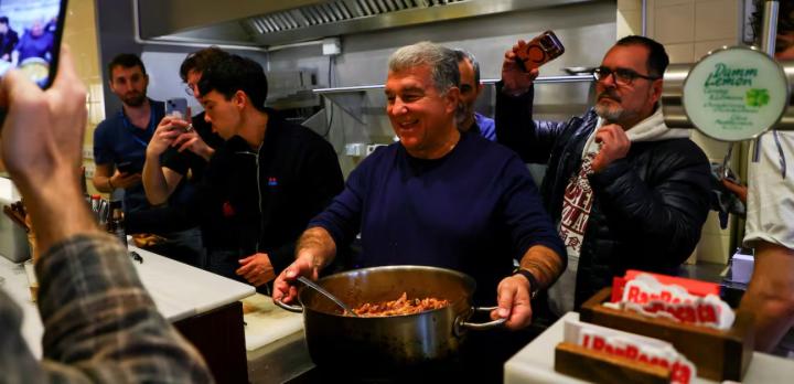 拉波尔塔竞选策略悄然转向;亲民姿态渐退,直击对手要害。 体育新闻 拉波尔塔竞选策略悄然转向;亲民姿态渐退,直击对手要害。 体育新闻