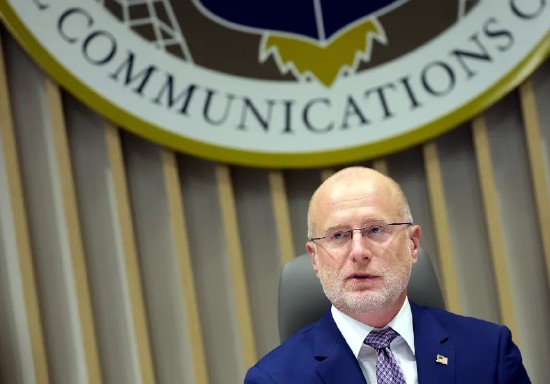 政府强势干预战时报道;多位要员轮番批评主流媒体。 新闻