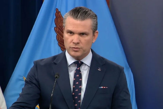 政府强势干预战时报道;多位要员轮番批评主流媒体。 新闻