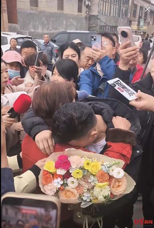 35年离散终团圆;杜军回家路漫漫,亲人泪洒义马。 情感心理