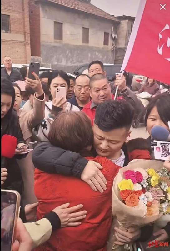 35年离散终团圆;杜军回家路漫漫,亲人泪洒义马。 情感心理