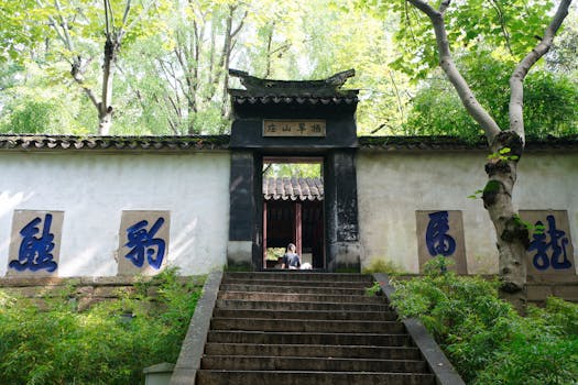 嵩山少林寺原住持释永信涉嫌四项罪名;新乡检察院依法提起公诉。 新闻