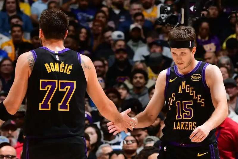  黎明前的黑暗：詹姆斯独自扛着湖人走完这段路，值得吗？ 体育新闻 黎明前的黑暗：詹姆斯独自扛着湖人走完这段路，值得吗？ 体育新闻