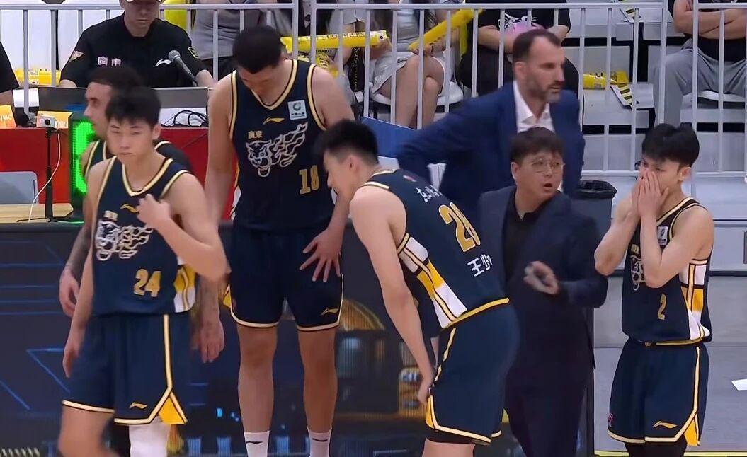  【技术复盘】拉科维奇临场调度显功力，徐杰单骑救主背后的战术密码 体育新闻